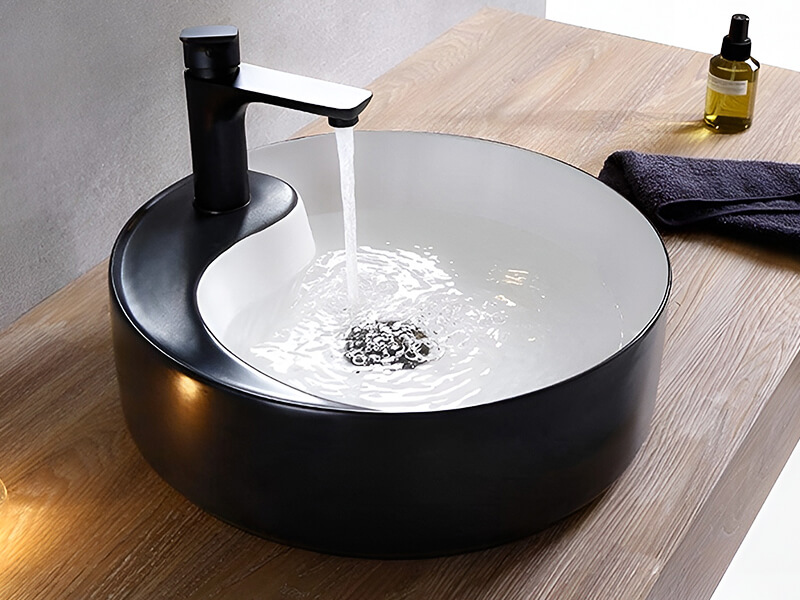 crni okrugli lavabo